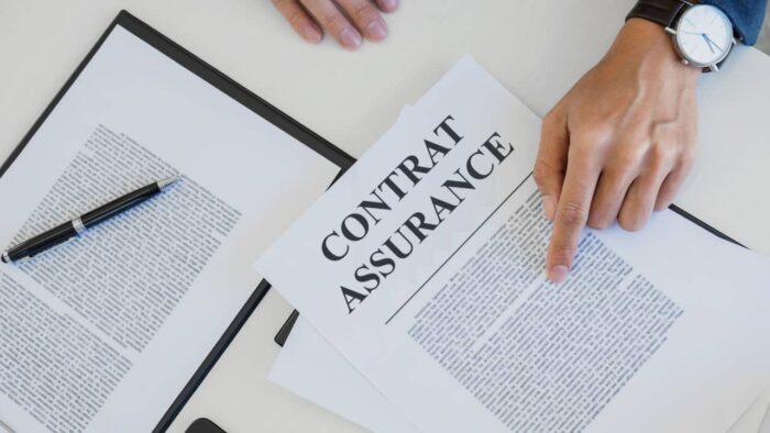contrat assurance scaled - Assurance : que faire en cas de litige avec son assureur ?
