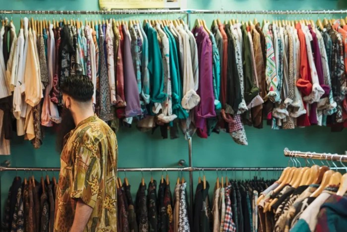 friperie vintage scaled - Friperies et marchés de l’occasion : le vintage a le vent en "poche"