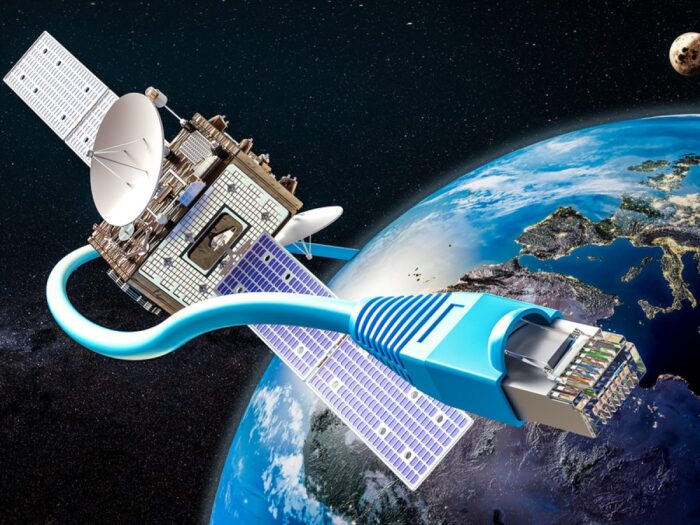 Internet par satellite scaled - Internet au Maroc : un taux de pénétration record de 108 % au 1er trimestre 2025