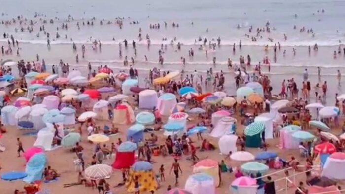 plage parasoles scaled - Plages marocaines : l’État reprend le contrôle face au chaos des parasols sauvages