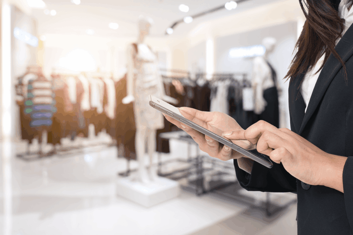 retail scaled - Retail : le magasin physique redevient au centre de la relation marques-consommateurs