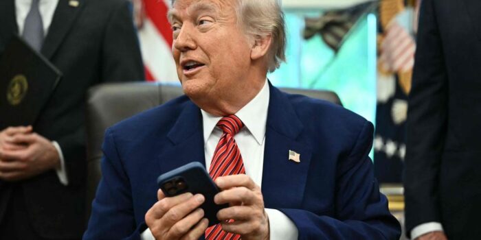 trump scaled - Donald Trump envisage de lancer son propre smartphone et opérateur télécom