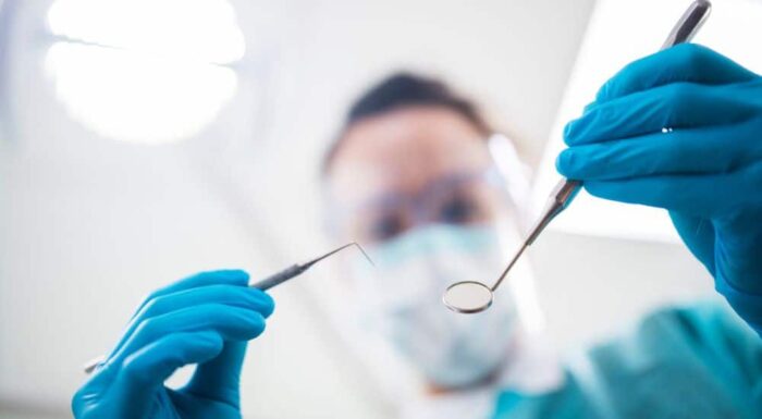 faux dentistes 1 scaled - Faux dentistes : l’Ordre national tire la sonnette d’alarme sur un fléau qui menace la santé publique