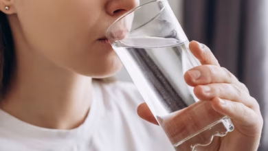 boire eau 220x150 - Hydratation et stress : boire suffisamment d’eau pourrait protéger la santé
