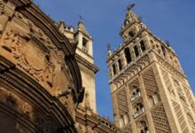 giralda a seville - Tourisme : l’Espagne frôle les 100 millions de visiteurs, entre performance économique et tensions sociales
