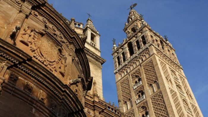 giralda a seville - Tourisme : l’Espagne frôle les 100 millions de visiteurs, entre performance économique et tensions sociales